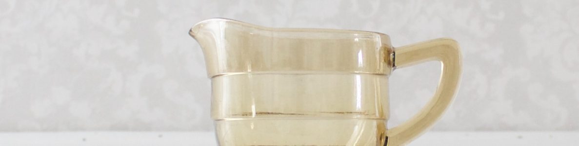 ruskea lasinen kermakko