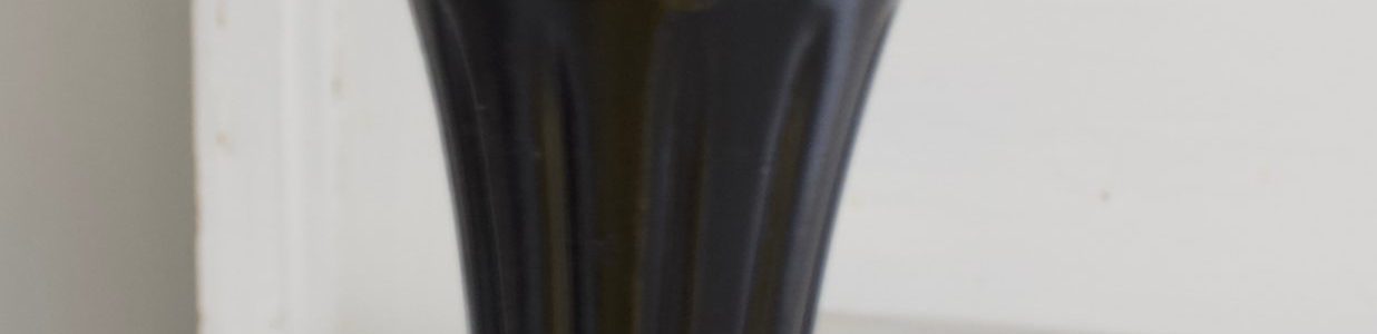 musta jalallinen maljakko