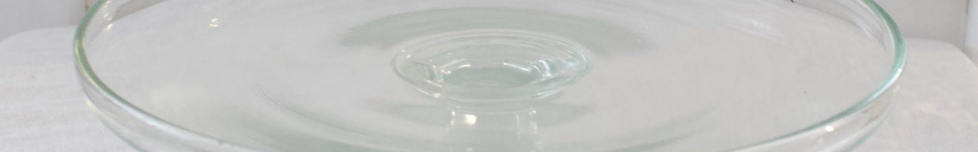 Vanha kotimainen vihertävä lasinen kakkuvati