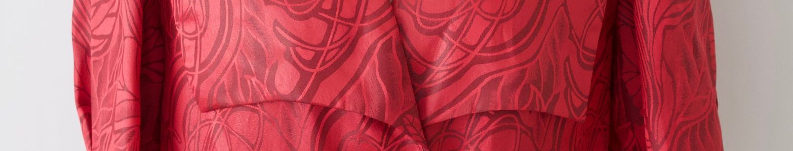 punainen kiiltäväpintainen vintage paita