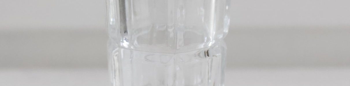 lasinen kukkamaljakko