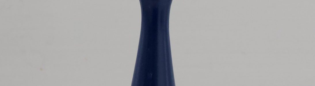 sininen puinen kynttilänjalka