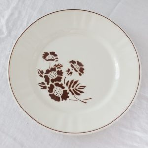 ruskea kukallinen ruokalautanen