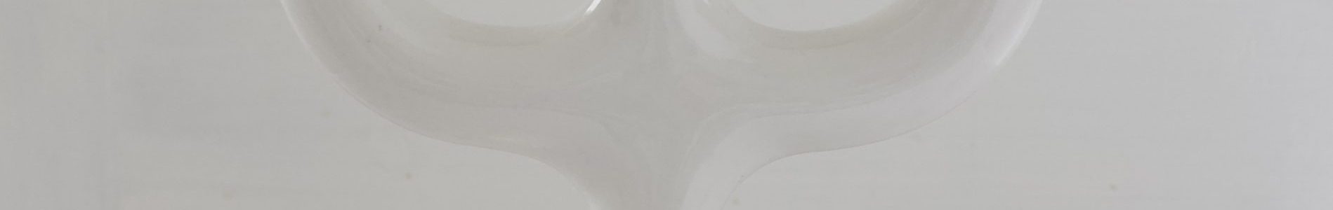 valkoinen posliininen kolmihaarainen kynttilänjalka