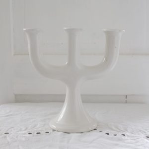 valkoinen posliininen kolmihaarainen kynttilänjalka