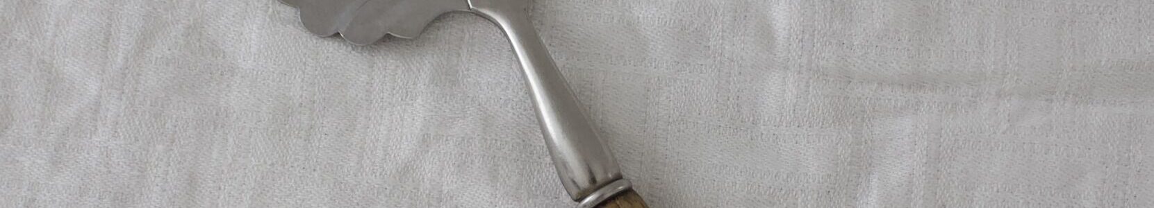 vanha puuvartinen juustohöylä