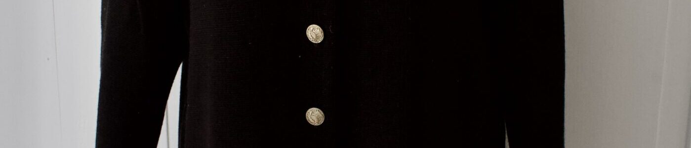 tummansininen neulejakku