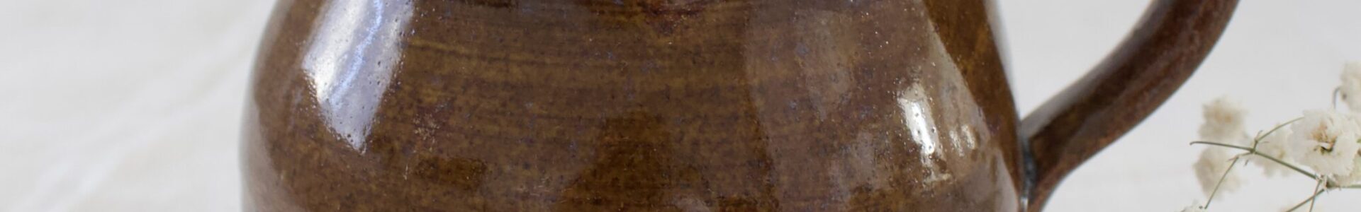 ruskea savi kahvikuppi