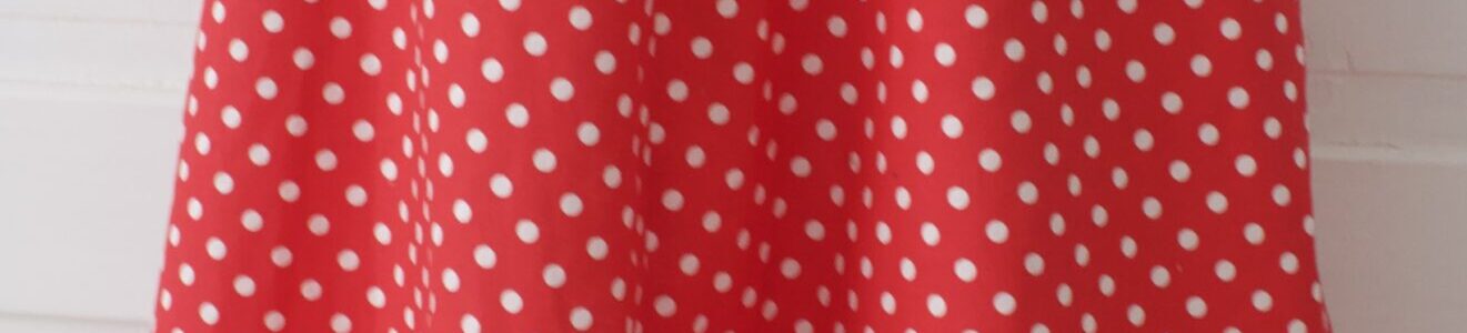 punainen pallollinen vintage esiliina
