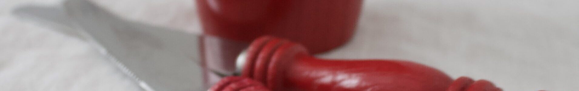 punainen puinen veitsisetti