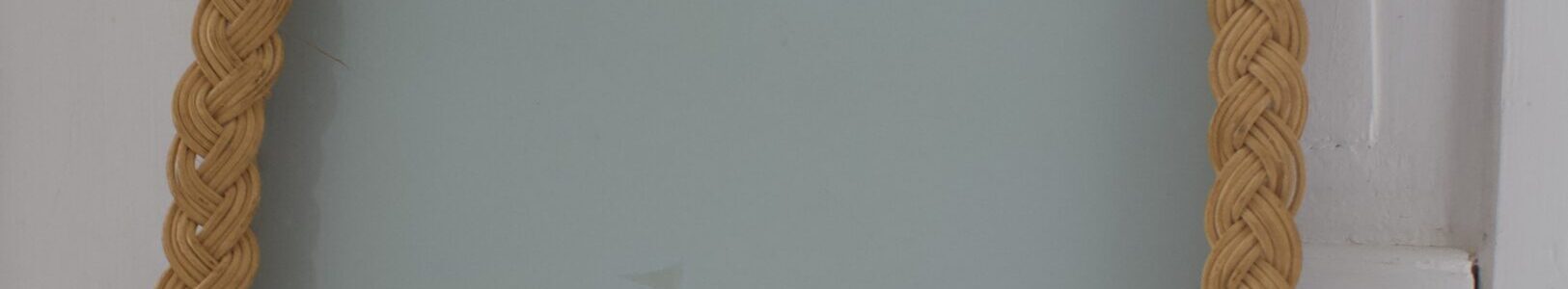 rottinkireunainen vintage tarjotin