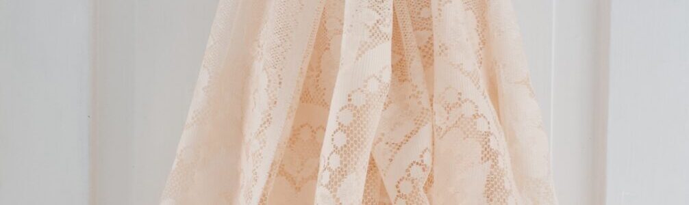 persikan värinen vintage verho