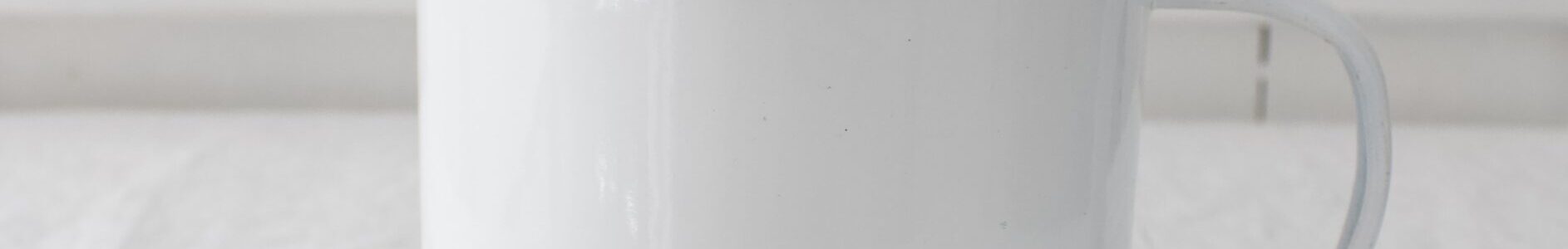 valkoinen iso emalimuki