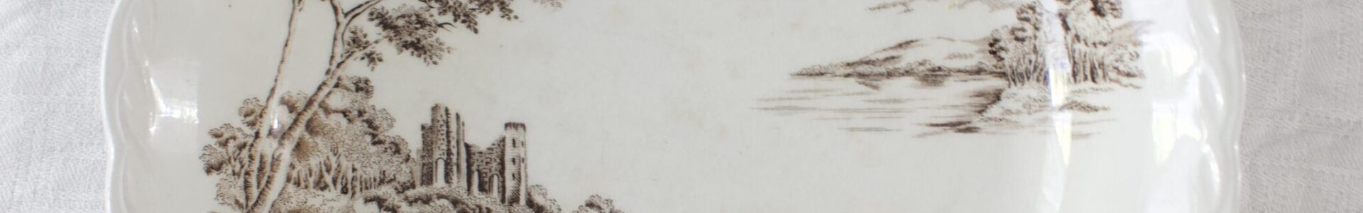 ruskea kuvioinen englantilainen syvälautanen