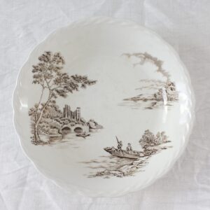 ruskea kuvioinen englantilainen syvälautanen