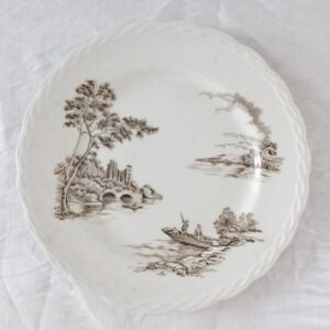 ruskea kuvioinen englantilainen ruokalautanen