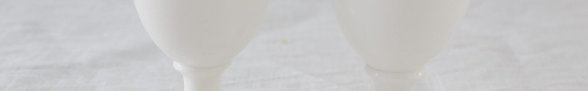 valkoinen lasinen munakuppi