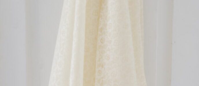 luunvalkoinen pitsiverho