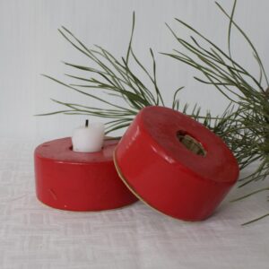 punainen puinen kynttilänjalka