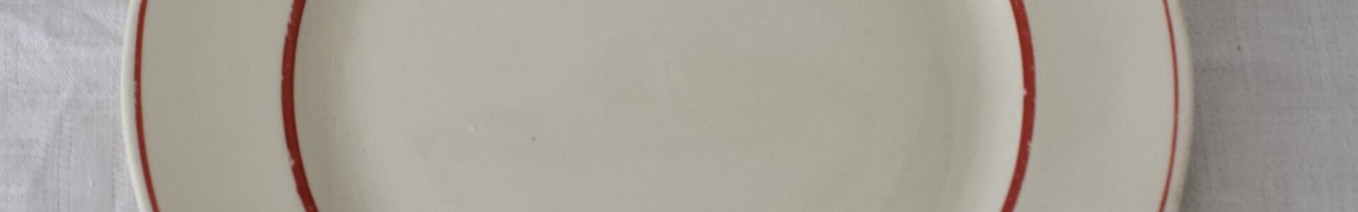 Punaraita pullalautanen, Arabia