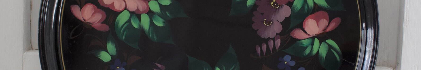 musta kukallinen metallitarjotin