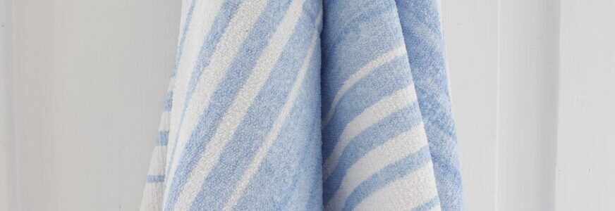 vaaleansinivalko raidallinen vintage pyyhe