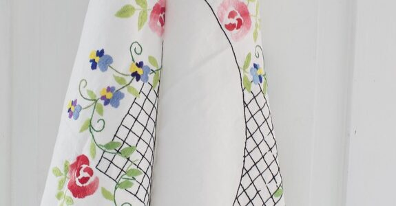 käsin kirjailtu pöytäliina