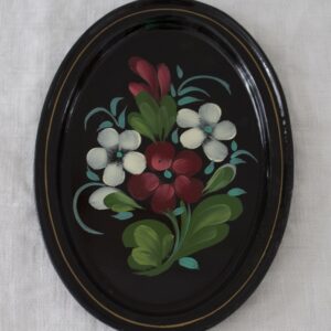 musta ovaali metallitarjotin