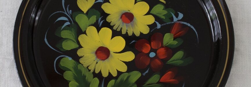 musta kukallinen metallitarjotin