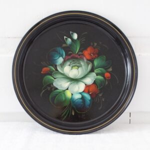 musta pyöreä kukallinen tarjotin