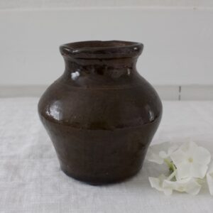 ruskea savi maljakko