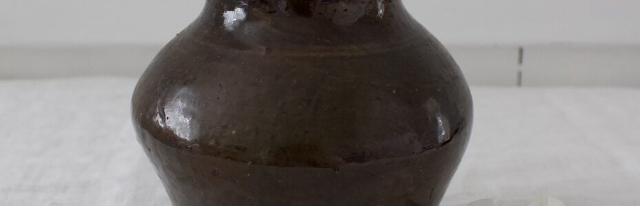 ruskea savi maljakko