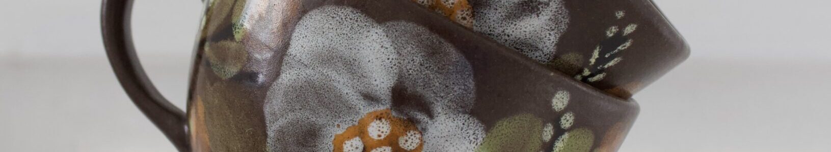 Ruskea kukallinen vintage kuppi