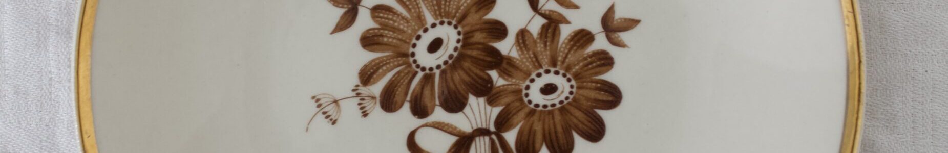 ruskea kukallinen pullalautanen, Arabia