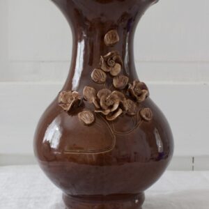 ruskea savinen kukkavaasi