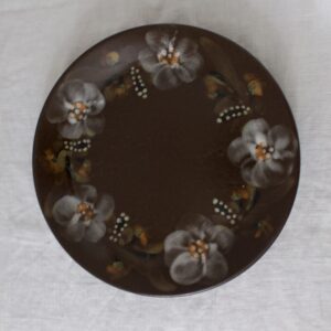 ruskea kukallinen pullalautanen