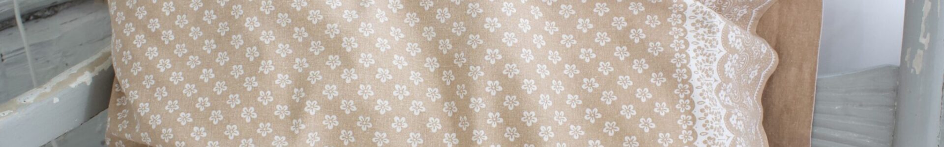 ruskea kukallinen vintage tyynyliina