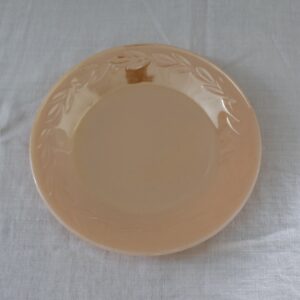 persikansävyinen pullalautanen