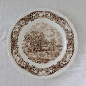 englantilainen ruskea kuvioinen ruokalautanen