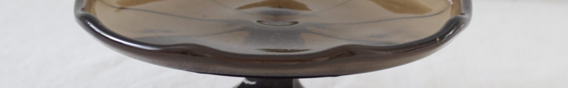 pieni ruskea jalallinen Karhulan vati