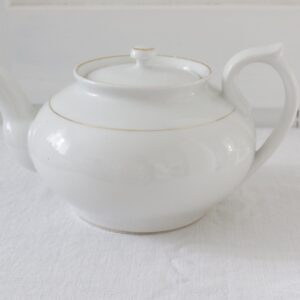 valkoinen iso teekannu