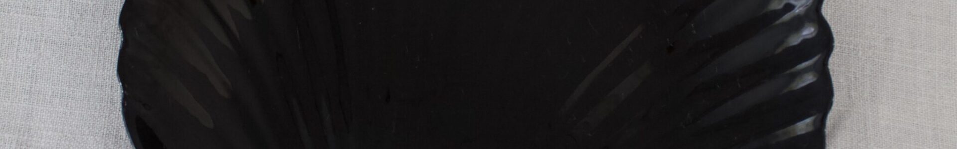 musta simpukka lautanen