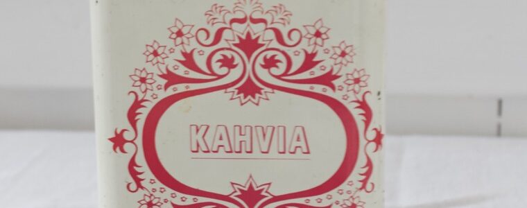 Vanha metallinen kahvipurkki