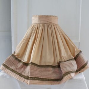 iso persikan värinen lampunvarjostin