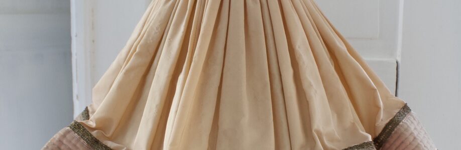 iso persikan värinen lampunvarjostin