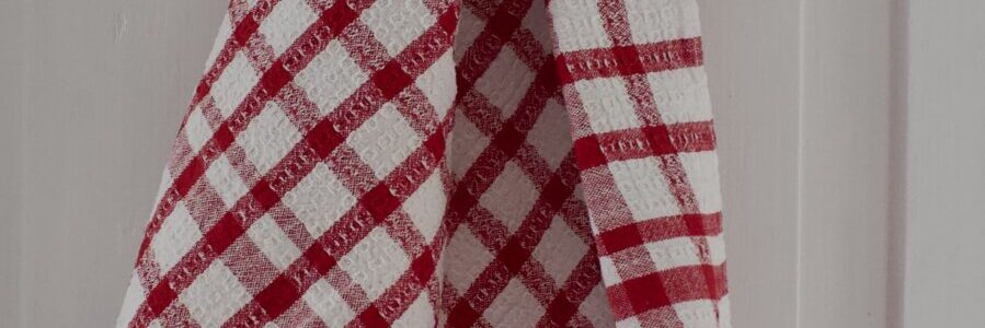 Punavalkoruudullinen pöytäliina