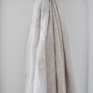 beige pellavapöytäliina