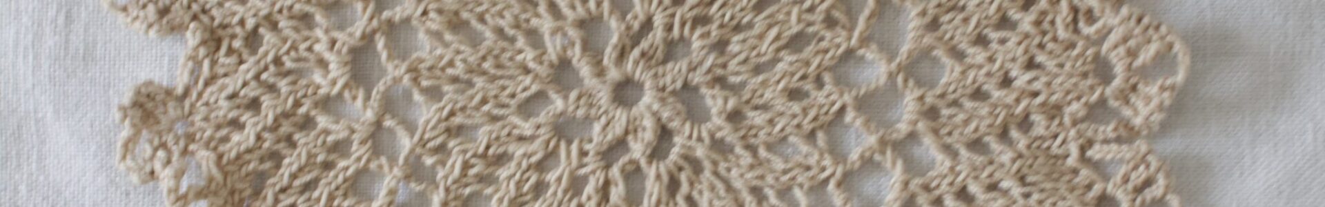 virkattu beige pitsiliina