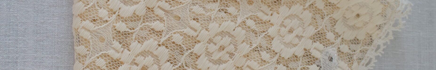 Luonnonvalkoinen pitsiliina