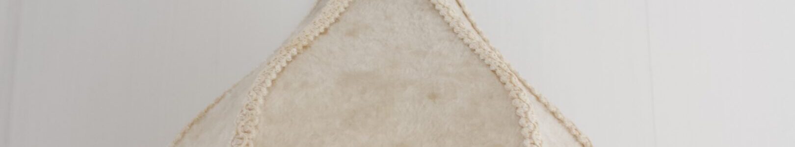 Pieni luonnonvalkoinen kattovalaisin